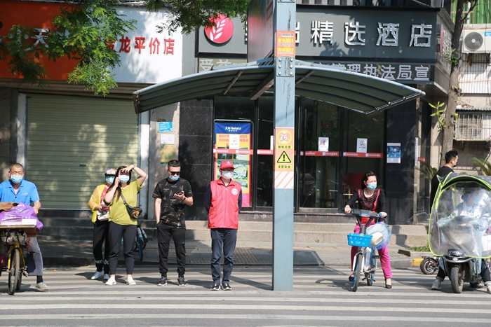 荆州中院青年干警走上街头开展志愿服务 (2).jpg