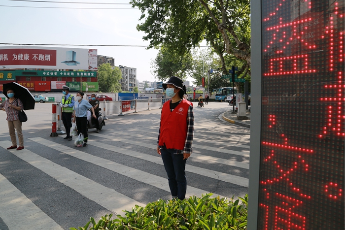 荆州中院青年干警走上街头开展志愿服务 (3).jpg