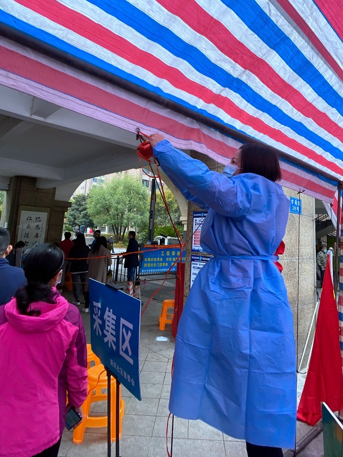 盛千在下沉小区核酸检测采样点协助搭建帐篷_副本.jpg